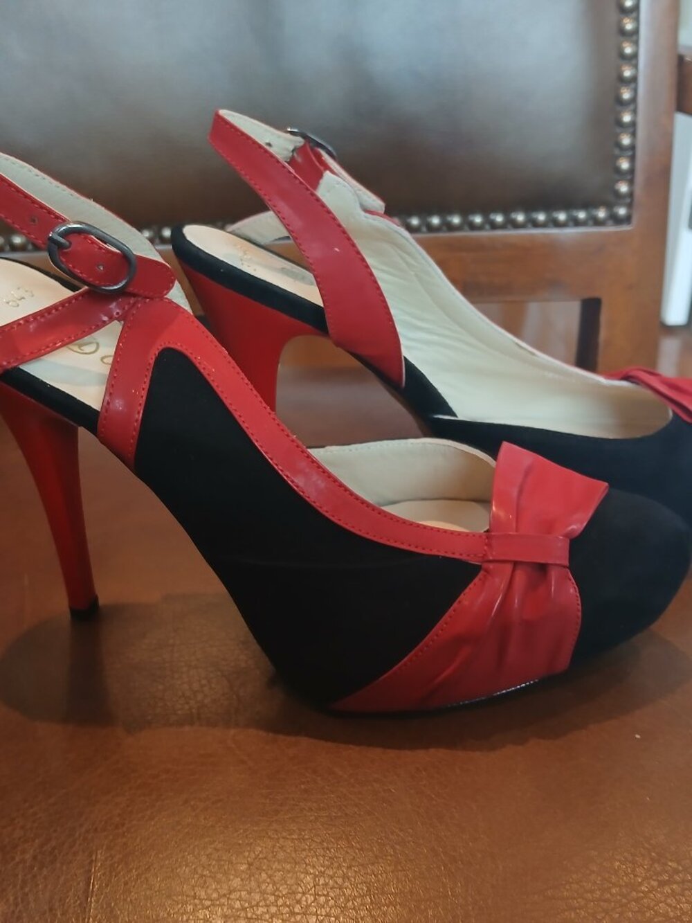 Svelt heels in black brushed leather and soft red calfskin.